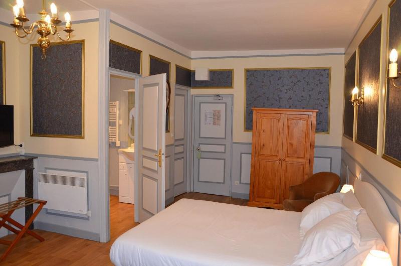 Brit Hotel Du Dauphin LʼAigle エクステリア 写真