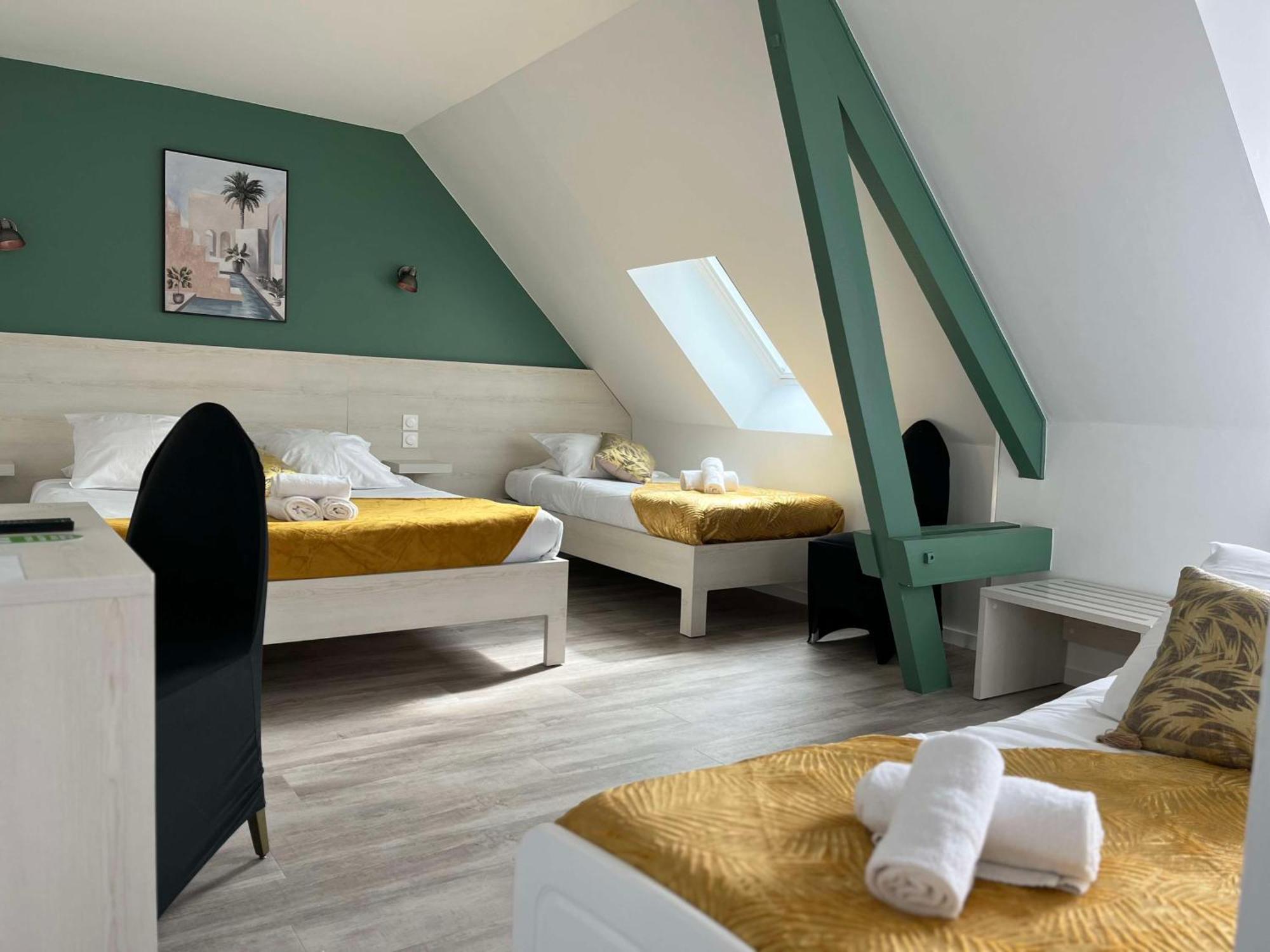 Brit Hotel Du Dauphin LʼAigle エクステリア 写真