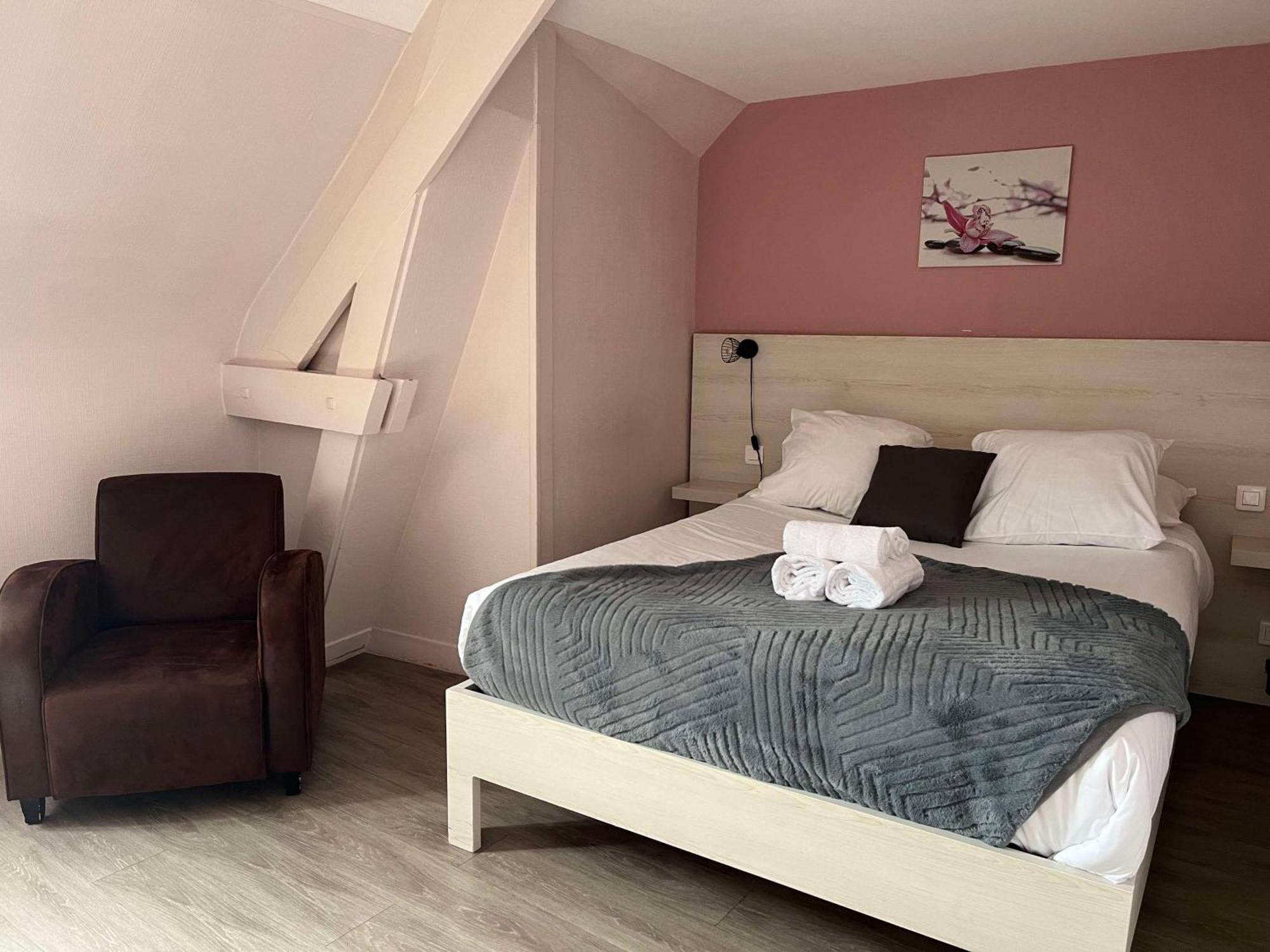 Brit Hotel Du Dauphin LʼAigle エクステリア 写真